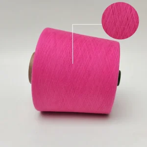 Chi tiết cấu trúc xơ tròn bóng phản xạ ánh sáng của sợi cotton mercerized Cận cảnh bề mặt nhẵn mịn của sợi cotton mercerized đốt lông gas chống xù lông