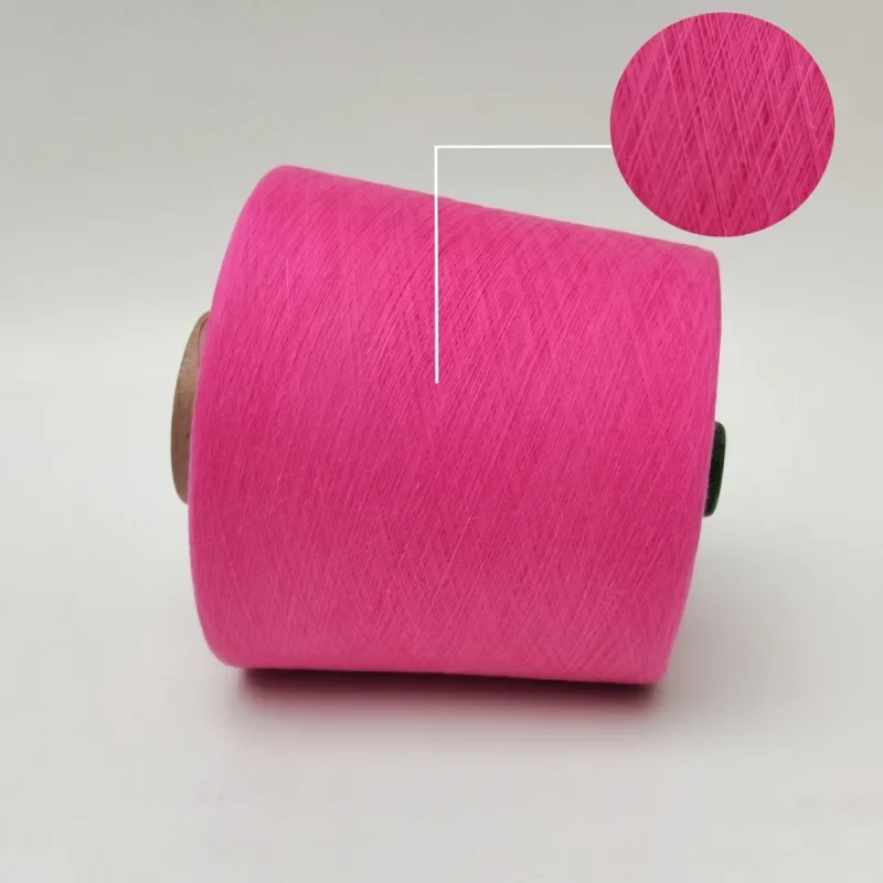 Chi tiết cấu trúc xơ tròn bóng phản xạ ánh sáng của sợi cotton mercerized Cận cảnh bề mặt nhẵn mịn của sợi cotton mercerized đốt lông gas chống xù lông