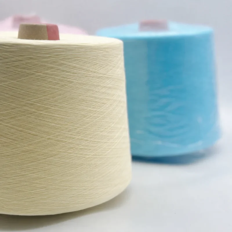 Cone sợi cotton chải kỹ 32/1 màu tự nhiên Cone sợi cotton chải kỹ 32/1 màu tự nhiên cạnh cone màu xanh