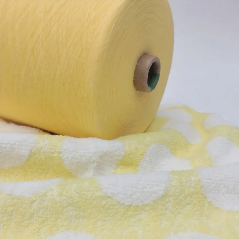 Sợi Cotton Chải Kỹ Nhuộm Màu Dệt Khăn Cao Cấp Sợi cotton chải kỹ nhuộm màu vàng nhạt đặt trên khăn tắm dệt từ bông tự nhiên
