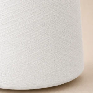 Chi tiết bề mặt sợi cotton Ne 211 Cận cảnh cấu trúc quấn của sợi cotton chải thô Ne 21/1 màu trắng