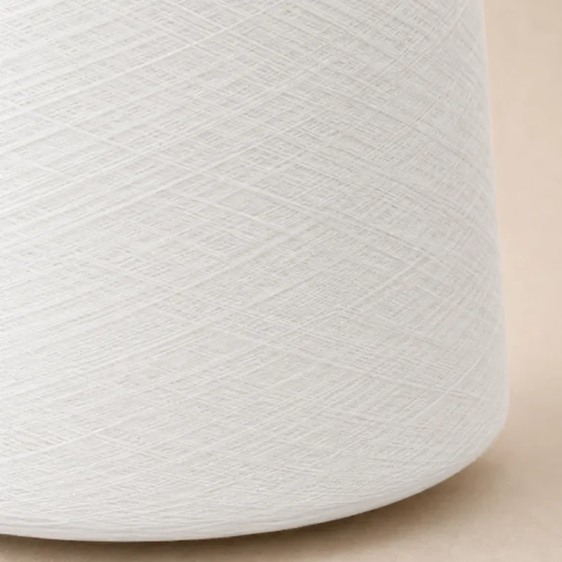 Chi tiết bề mặt sợi cotton Ne 211 Cận cảnh cấu trúc quấn của sợi cotton chải thô Ne 21/1 màu trắng