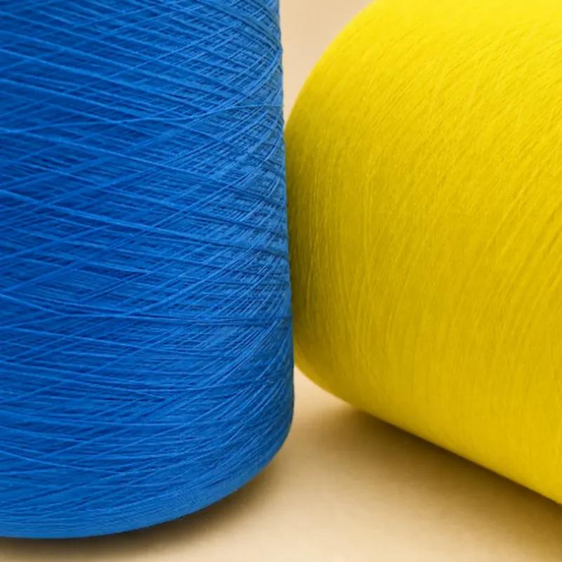 Chi tiết sợi cotton màu xanh và vàng Cận cảnh bề mặt sợi cotton màu xanh dương và vàng quấn cone