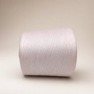 Cone sợi cotton mercerized màu trắng hồng nhạt Cone sợi cotton mercerized màu trắng hồng nhạt đặt nằm ngang