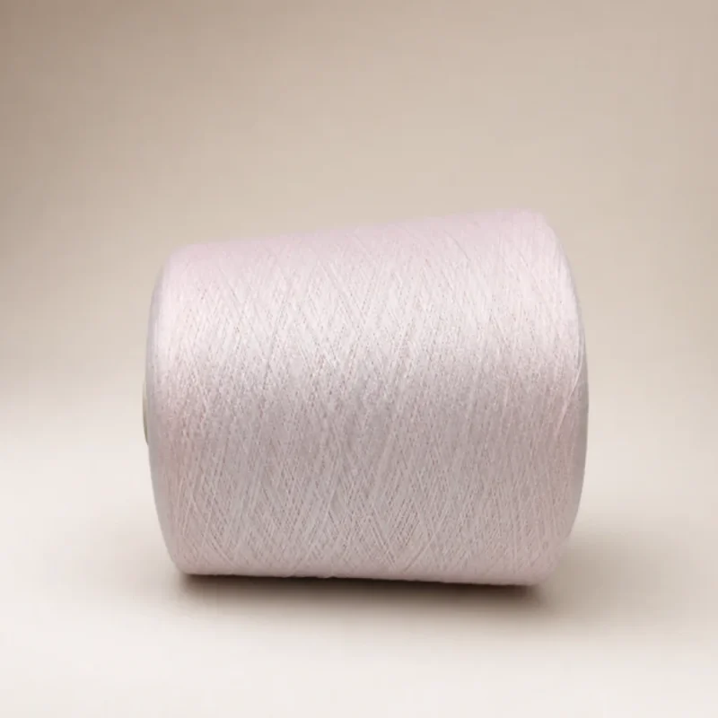 Cone sợi cotton mercerized màu trắng hồng nhạt Cone sợi cotton mercerized màu trắng hồng nhạt đặt nằm ngang