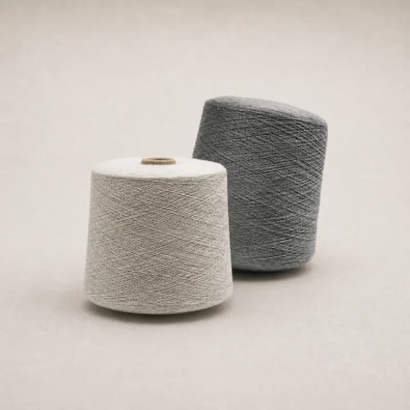 Hai Ống Sợi Cotton Melange Tông Xám Hai ống sợi cotton melange màu xám nhạt và xám đậm trên nền sáng