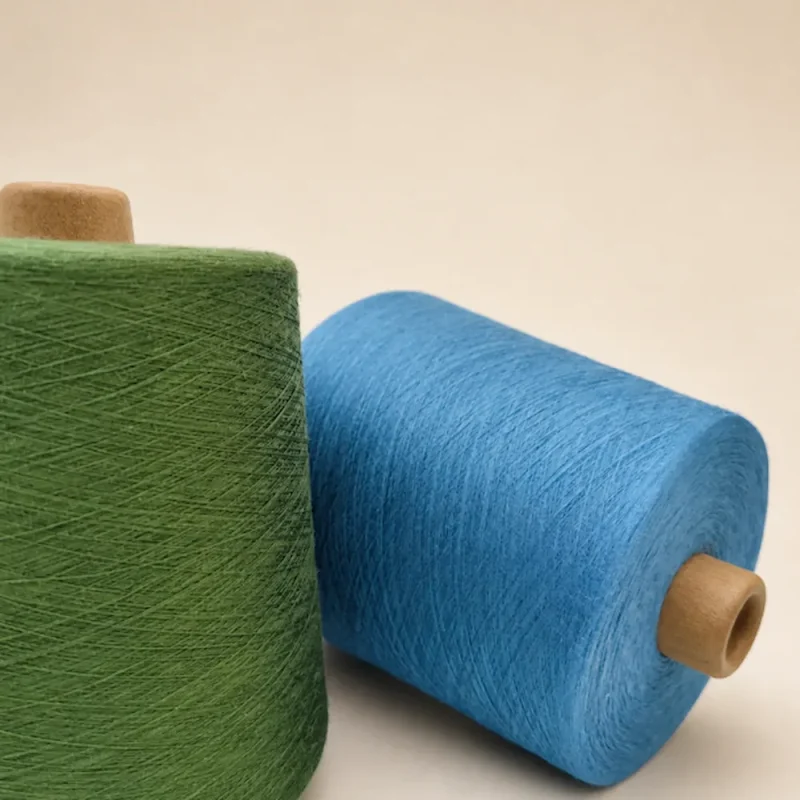 Mẫu màu sợi bamboo Ne 32/2 xanh lá và xanh dương Hai côn sợi bamboo Ne 32/2 màu xanh lá và xanh dương