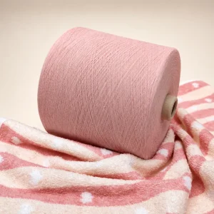 Sợi Cotton Chải Kỹ Màu Hồng Cho Dệt Kim Cuộn sợi cotton chải kỹ màu hồng đặt trên vải dệt kim mềm