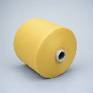 Cone sợi cotton chải kỹ màu vàng đặt nằm ngang