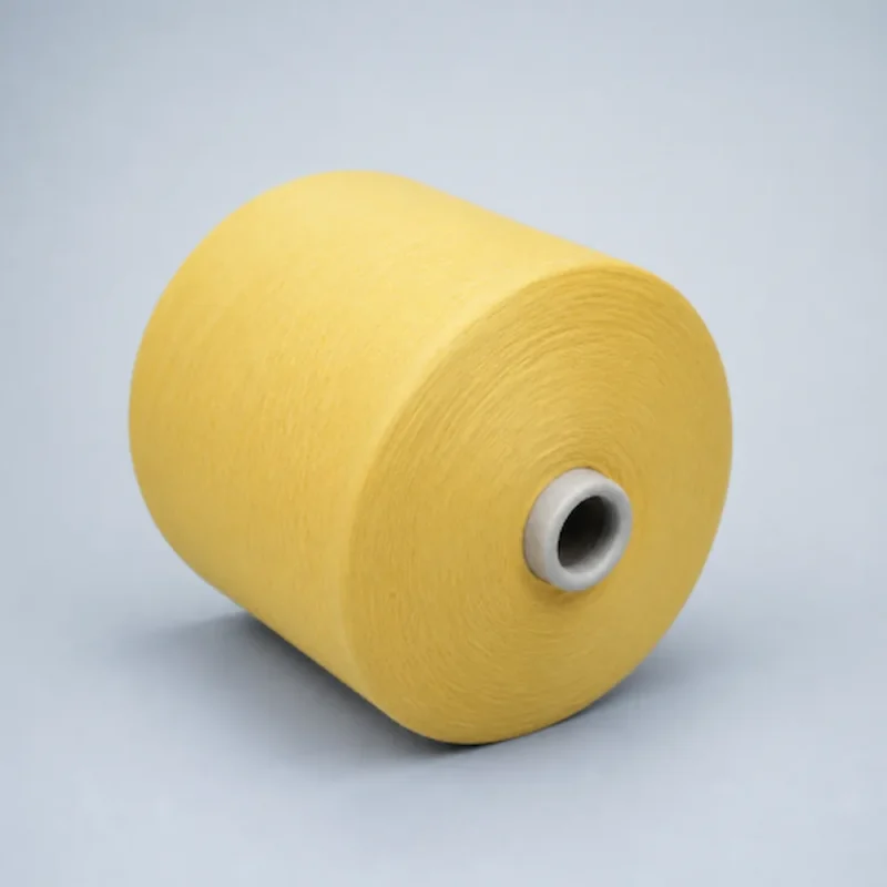 Cone sợi cotton chải kỹ màu vàng đặt nằm ngang