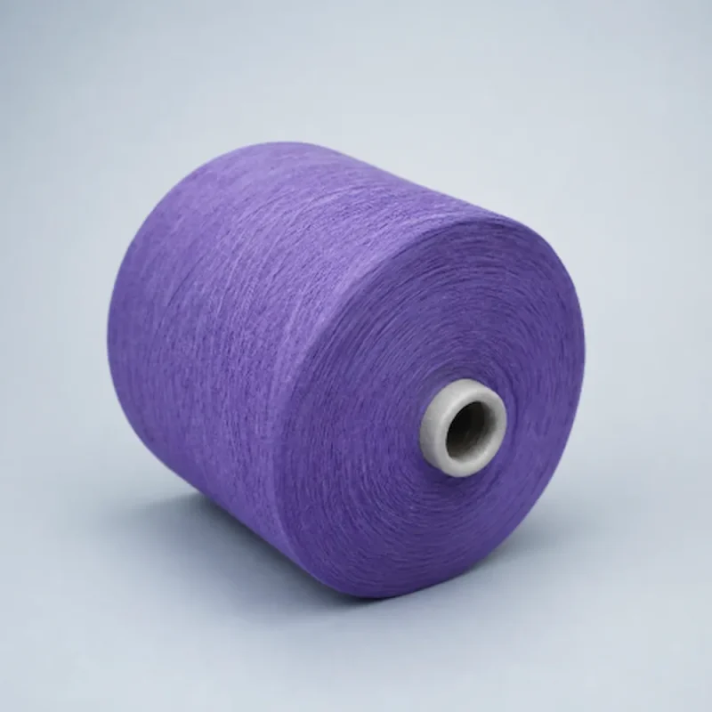 Cone sợi cotton chải kỹ màu tím đặt nằm ngang