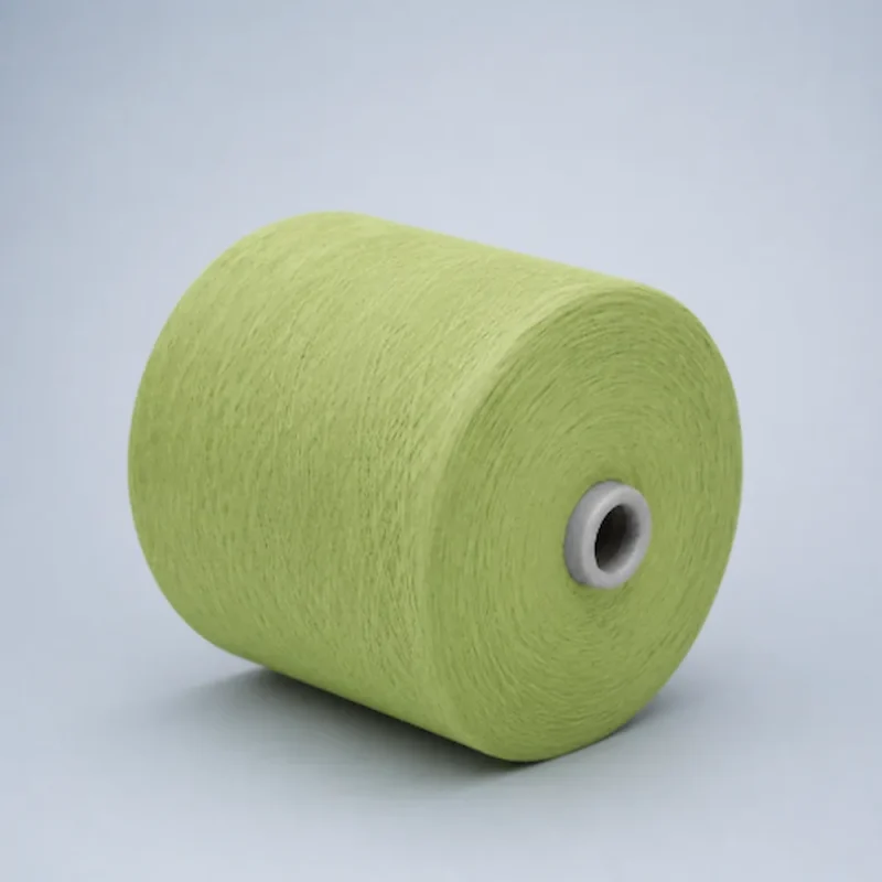 Cone sợi cotton chải kỹ màu xanh lá đặt nằm ngang