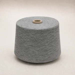 Sợi Cotton Melange Chải Kỹ Màu Xám Ống sợi cotton melange chải kỹ màu xám đặt thẳng trên nền sáng