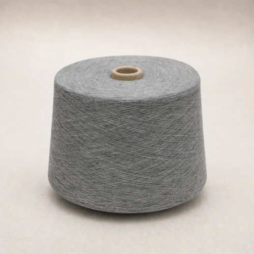 Sợi Cotton Melange Chải Kỹ Màu Xám Ống sợi cotton melange chải kỹ màu xám đặt thẳng trên nền sáng