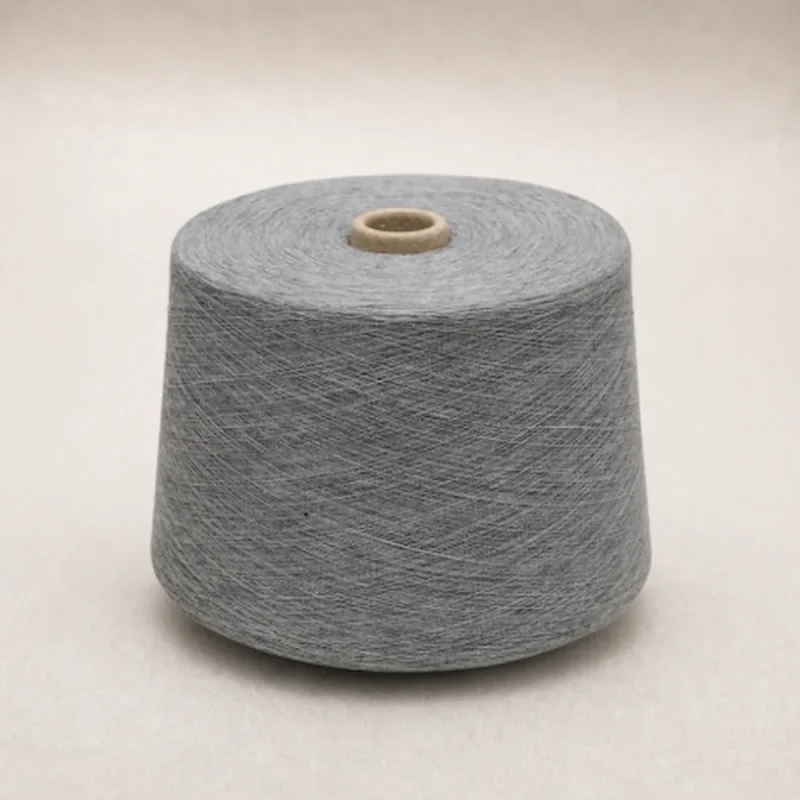 Sợi Cotton Melange Chải Kỹ Màu Xám Ống sợi cotton melange chải kỹ màu xám đặt thẳng trên nền sáng