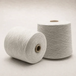 Sợi Cotton Melange Màu Trắng Và Xám Hai ống sợi cotton melange màu trắng và xám đặt đứng và nằm ngang