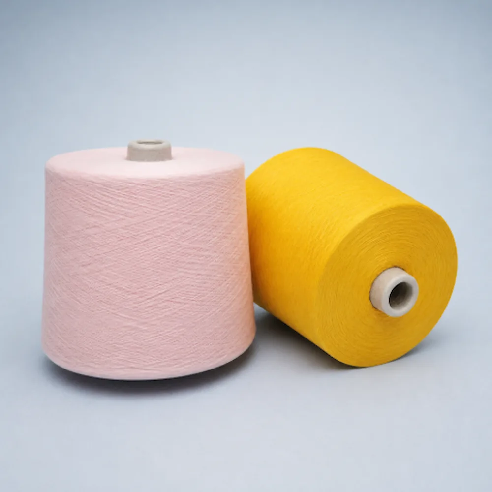 Hai cone sợi cotton chải kỹ màu hồng và vàng