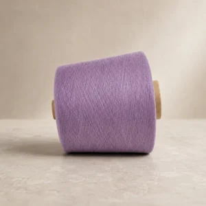 Cone sợi cotton nhuộm màu tím đặt nằm ngang