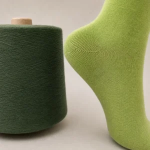 Sợi cotton Ne 211 và mẫu tất dệt kim Cuộn sợi cotton chải thô Ne 21/1 màu xanh cạnh mẫu tất dệt kim