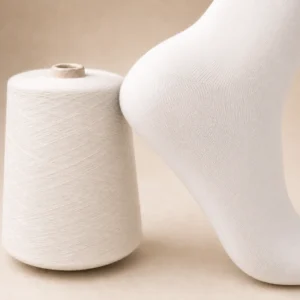 Sợi cotton Ne 321 và bề mặt tất trắng Ống sợi cotton Ne 32/1 bên cạnh bề mặt tất dệt kim màu trắng