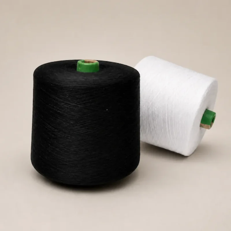 Sợi cotton chải kỹ 100% Ne 8s màu đen và trắng Hai cuộn sợi cotton chải kỹ 100% Ne 8s màu đen và trắng trên nền xám ấm.