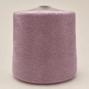 Sợi cotton chải kỹ 100% Ne 8s màu hồng tím nhạt Cuộn sợi cotton chải kỹ 100% Ne 8s màu hồng tím nhạt, bề mặt sợi rõ nét.