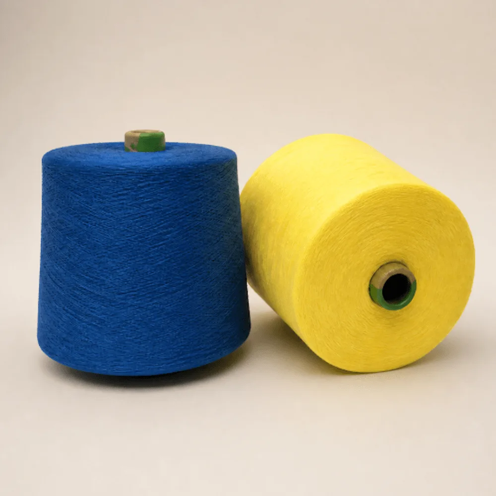 Hai cuộn sợi cotton chải kỹ 100% Ne 8s màu xanh dương đậm và vàng tươi.