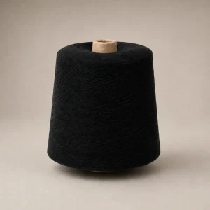 Hai côn sợi cotton chải thô 100% màu đen và trắng trên nền be