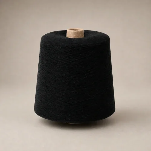 Sợi cotton chải thô 100% màu đen và trắng Hai côn sợi cotton chải thô 100% màu đen và trắng trên nền be