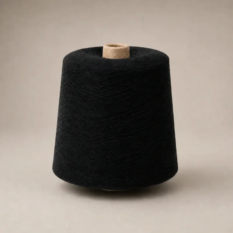 Hai côn sợi cotton chải thô 100% màu đen và trắng trên nền be