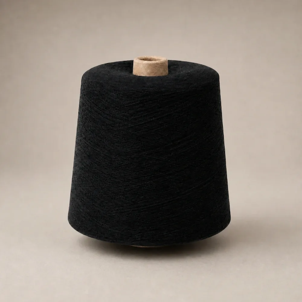 Hai côn sợi cotton chải thô 100% màu đen và trắng trên nền be