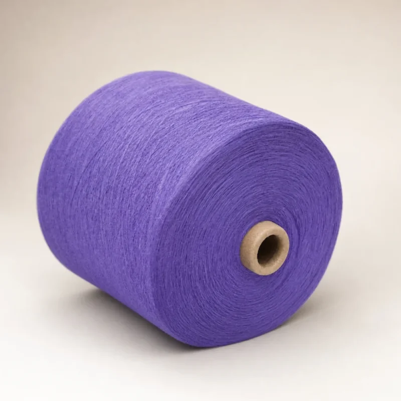 Sợi cotton chải thô 100% màu tím dạng cone Cuộn sợi cotton chải thô 100% màu tím dạng cone trên nền studio màu be