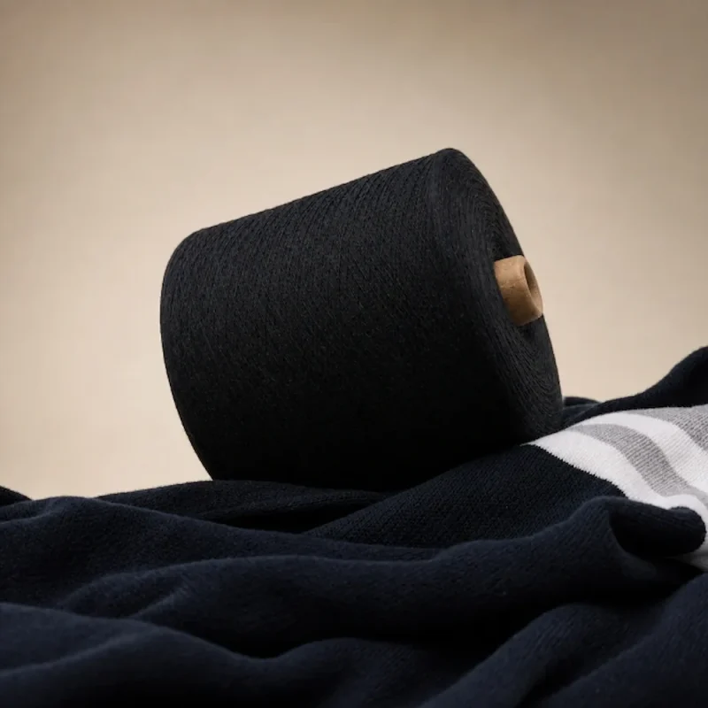 Côn sợi cotton chải thô 100% màu trắng bên cạnh tất dệt kim đen trắng