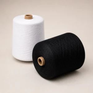Cuộn sợi cotton đen đặt ngang cạnh cuộn sợi trắng 20s/1 21s/1