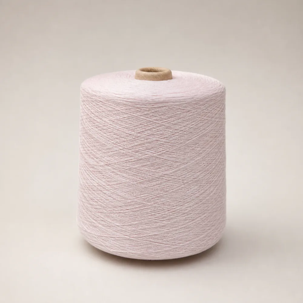 Cone sợi cotton mercerized JC60S/2 màu hồng phấn nhạt trên nền sáng