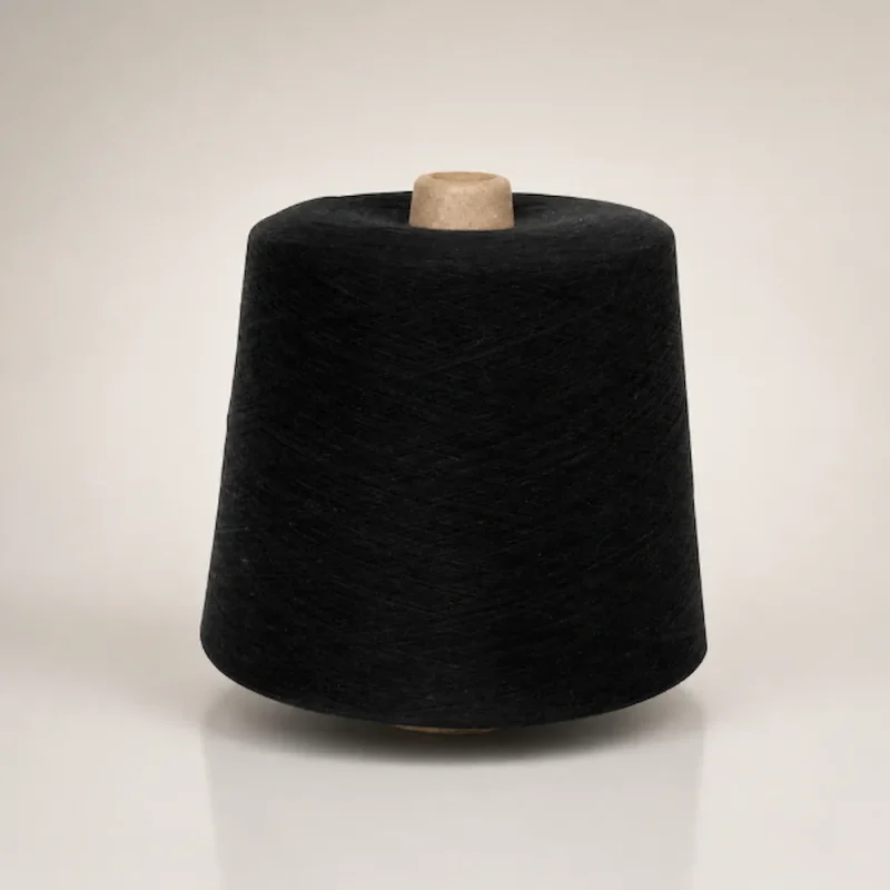 Sợi cotton nhuộm màu đen dạng cone công nghiệp Cone sợi cotton nhuộm màu đen trên nền studio trung tính