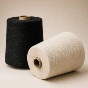 Sợi cotton open-end 100% màu đen và trắng Cuộn sợi cotton open-end màu đen đặt thẳng cạnh cuộn màu trắng nằm ngang