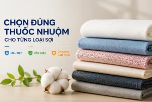 Các mẫu vải xếp chồng cạnh bông cotton, minh họa cách chọn thuốc nhuộm cho từng loại sợi