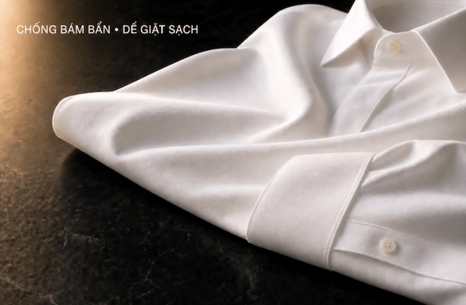 Áo sơ mi trắng với bề mặt vải chống bám bẩn và dễ giặt