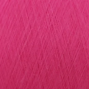 Ảnh cận cảnh bề mặt sợi cotton Ne 8S/1 nhuộm màu hồng