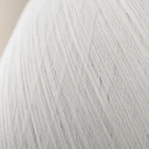 Cận cảnh cấu trúc sợi cotton chải kỹ 100% màu trắng