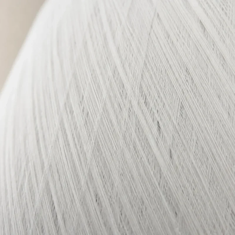 Cận cảnh cấu trúc sợi cotton chải kỹ 100% màu trắng