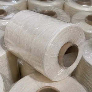 Cận cảnh một cone sợi cotton BCI chải kỹ được bọc màng bảo vệ