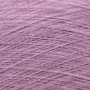 Cận cảnh các đường sợi cotton Ne20/1 nhuộm tím quấn trên cone