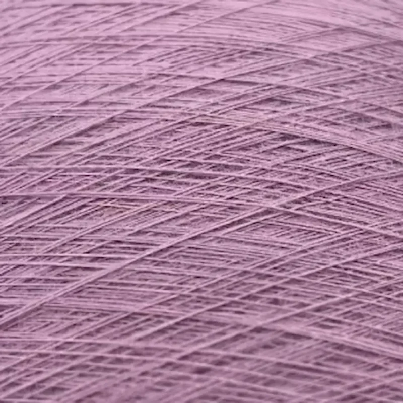 Cận cảnh các đường sợi cotton Ne20/1 nhuộm tím quấn trên cone
