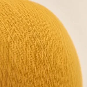 Chi tiết bề mặt sợi cotton nhuộm vàng Ne 321 Cận cảnh bề mặt sợi cotton nhuộm vàng Ne 32/1 chải kỹ