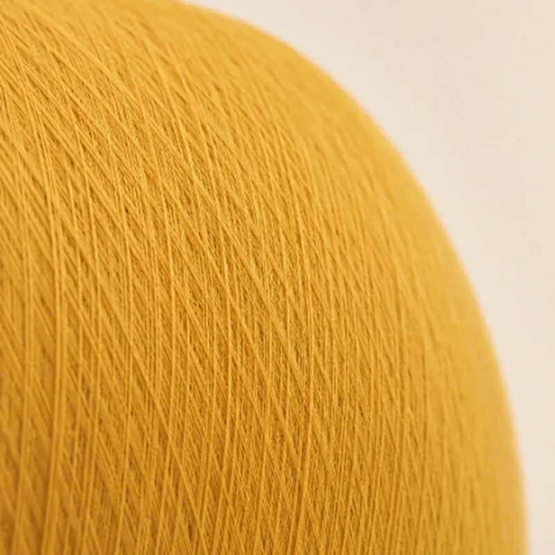 Chi tiết bề mặt sợi cotton nhuộm vàng Ne 321 Cận cảnh bề mặt sợi cotton nhuộm vàng Ne 32/1 chải kỹ