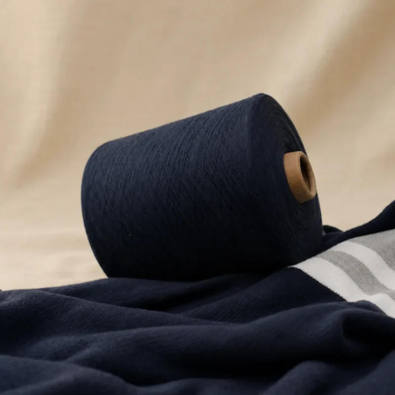 Cone sợi cotton Ne 20/2 30/2 40/2 màu xanh đen Cone sợi cotton màu xanh đen đặt trên vải dệt kim sọc