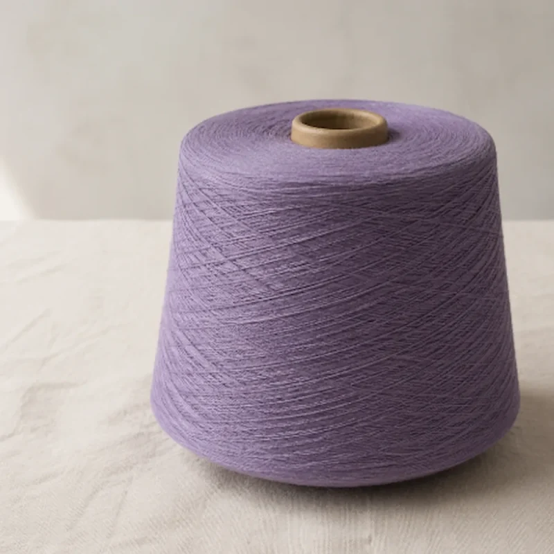 Cone sợi cotton Ne20/1 chải kỹ màu tím nhạt đặt trên vải