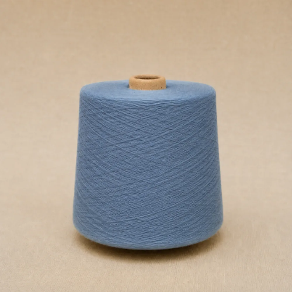 Cone sợi cotton chống xù màu xanh nhạt quấn trên lõi giấy